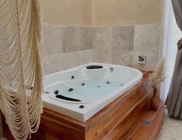 Deluxe Suite with Spa Bath