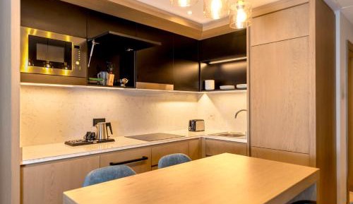 One-Bedroom Suite with Two Single Beds and Kitchen