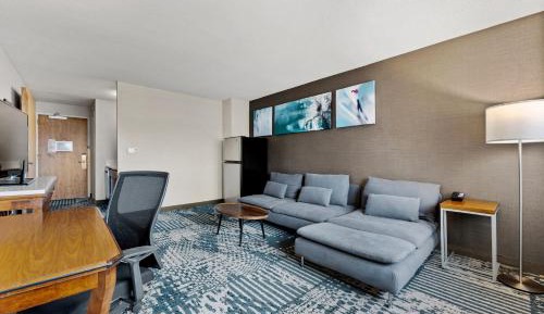 One-Bedroom Junior Suite with Courtyard View