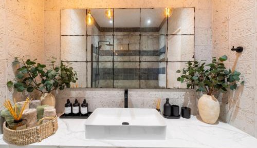 One-Bedroom Apartment with Pool View