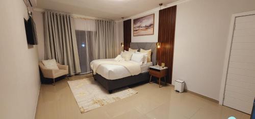 Deluxe Queen Suite