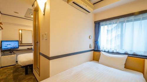 Standard Twin Room with a Shower & Bath Room between Beds - Smoking