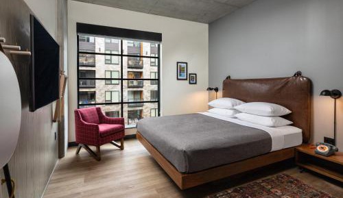 Guest room, 1 King, City view