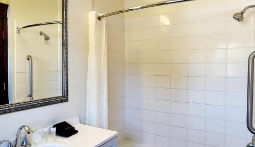 Deluxe Queen Suite