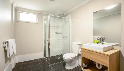 Studio with Queen and Single Bed