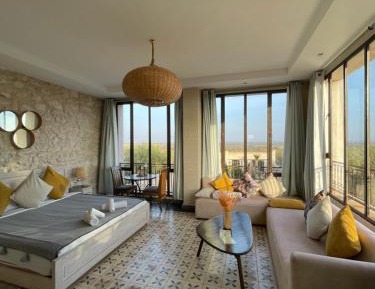 Queen Suite with Pool View