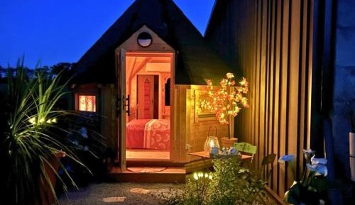 Deluxe Room (2 Adults + 1 Child)