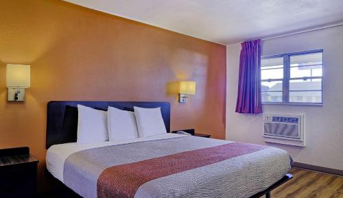Deluxe King Room - Non-Smoking