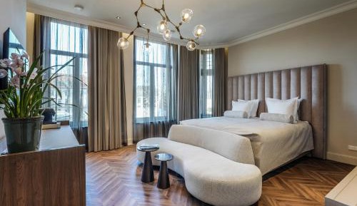Deluxe King Suite