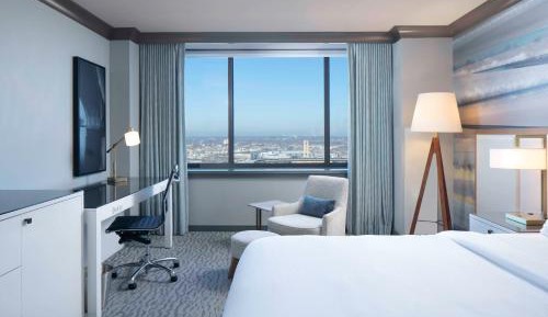 Deluxe King Room with Landmark View