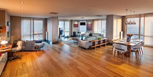 Four Bedroom Penthouse Apartment with Sea View 