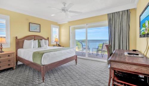 King Room with One King Bed, Balcony and Ocean View - Non-Smoking