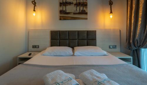 Deluxe One-Bedroom Apartment