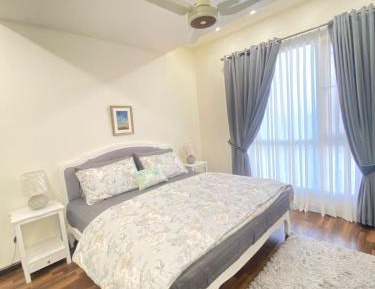 One-Bedroom Apartment with View