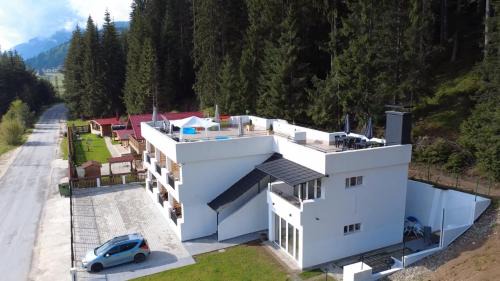 Deluxe Double Room (2 Adults + 1 Child)