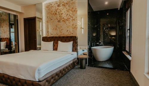 Deluxe King Suite