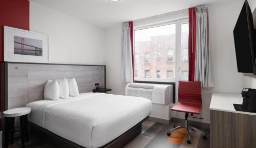 Queen Room with Roll In Shower - Mobility Accessible/Non-Smoking