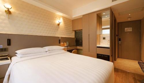 Deluxe Queen Room