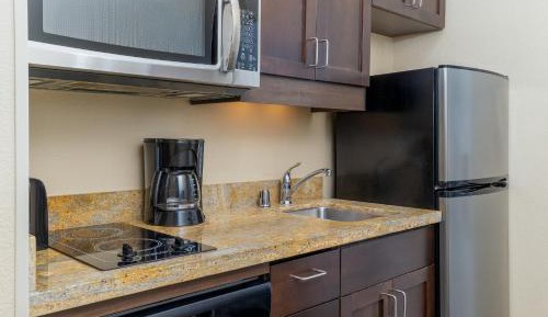 Studio Queen Suite - Mobility/Hearing Accessible with Roll-In Shower