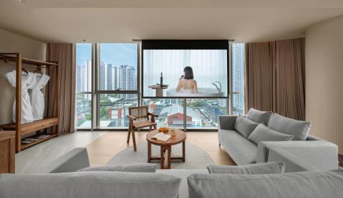 Queen Suite with Spa Bath