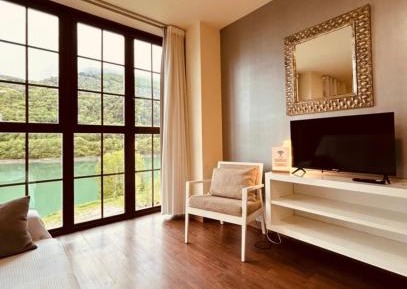 Apartment with Lake View
