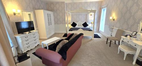 Deluxe Four Poster with Sofa
