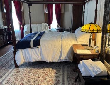 Deluxe Queen Suite