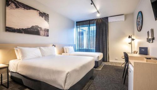 Studio Queen & Single 