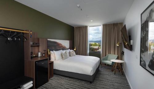 Deluxe King Corner Room (Accessible)