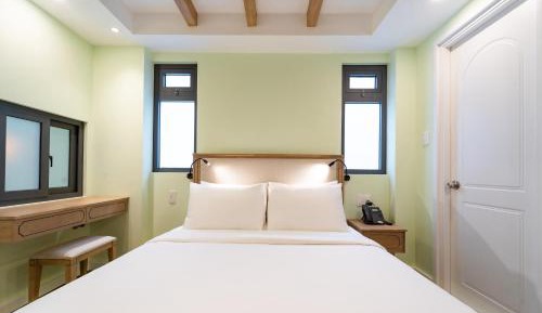 Superior King with Window