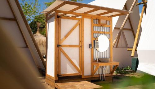 Featuring a private entrance, this apartment is consisted of of a kitchen, 1 bedroom and 1 bathroom with a shower and a hairdryer. In the kitchen, guests will find a stovetop, a refrigerator, a dishwasher and kitchenware. The apartment offers a washing ma