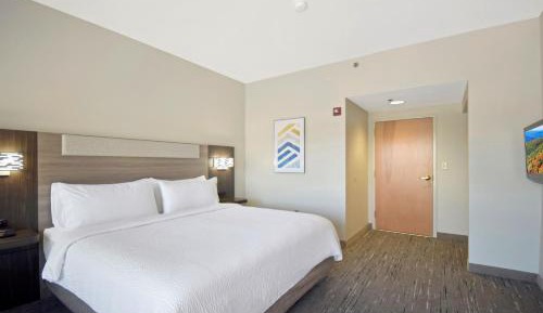 Queen Room with Accessible Roll-in Shower - Nonsmoking