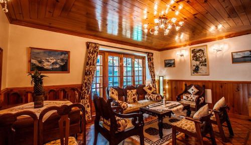 Three-Bedroom Apartment with Mountain View