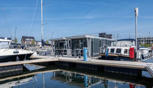 Two-Bedroom House Boat