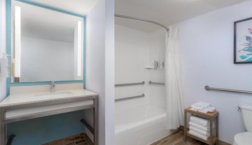 Queen Room with Two Queen Beds and Accessible Tub - Mobility Access