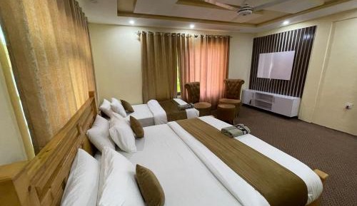 Deluxe Room (2 Adults + 1 Child)