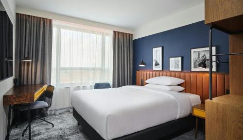 Classic Queen Room with City View