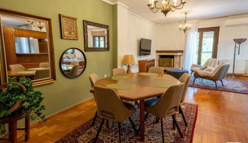 Three-Bedroom Apartment with Lake View