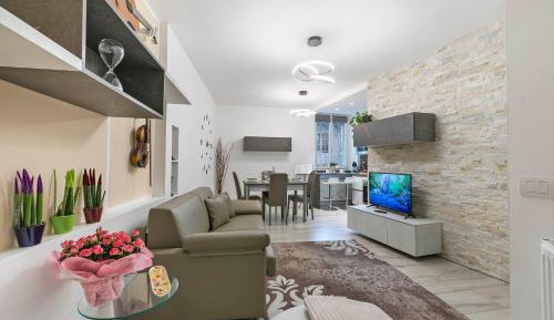 Apartment with Mountain View