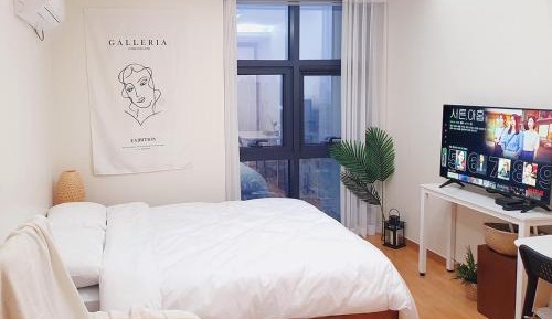 One-Bedroom Apartment with City View