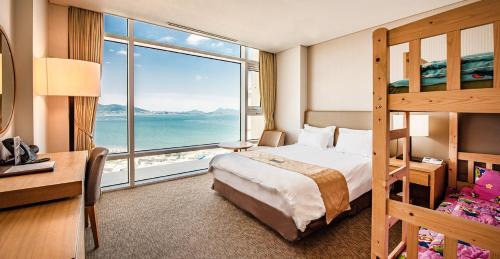 Family Room with Sea View