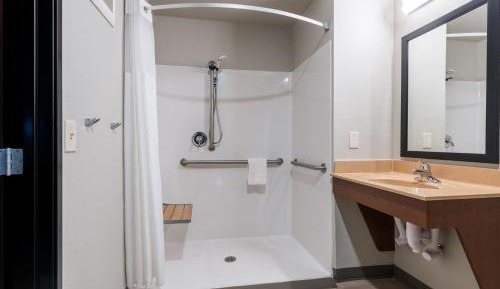 Queen Room - Hearing & Mobility Accessible - Roll In Shower