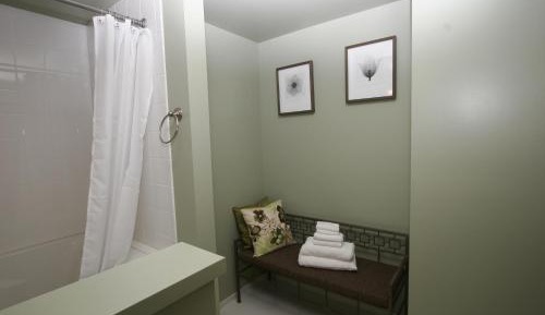 Deluxe Queen Suite