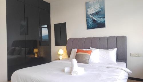 Deluxe One-Bedroom Apartment