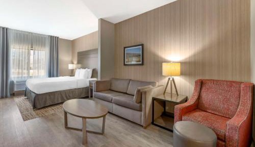 King Suite with Country View