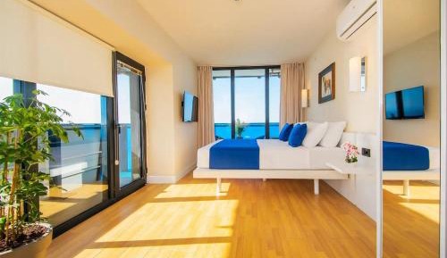 Deluxe Suite with Sea View