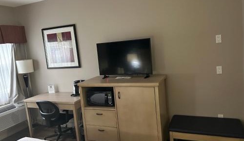 Queen Room with Walk-In Shower - Mobility Accessible