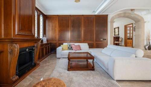 Four-Bedroom Apartment with Balcony 