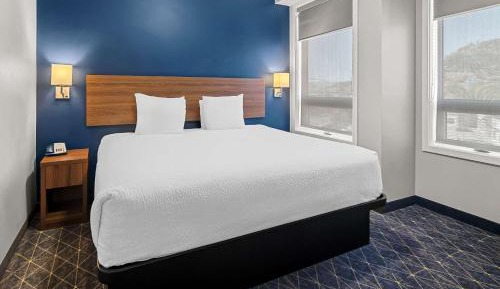 2 Bedroom Suite, (1 King Bed, 1 Queen Bed, Sofa Bed), Full Kitchen