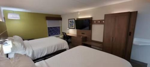 Standard Queen Room with Two Queen Beds and Mobility Accessible Tub